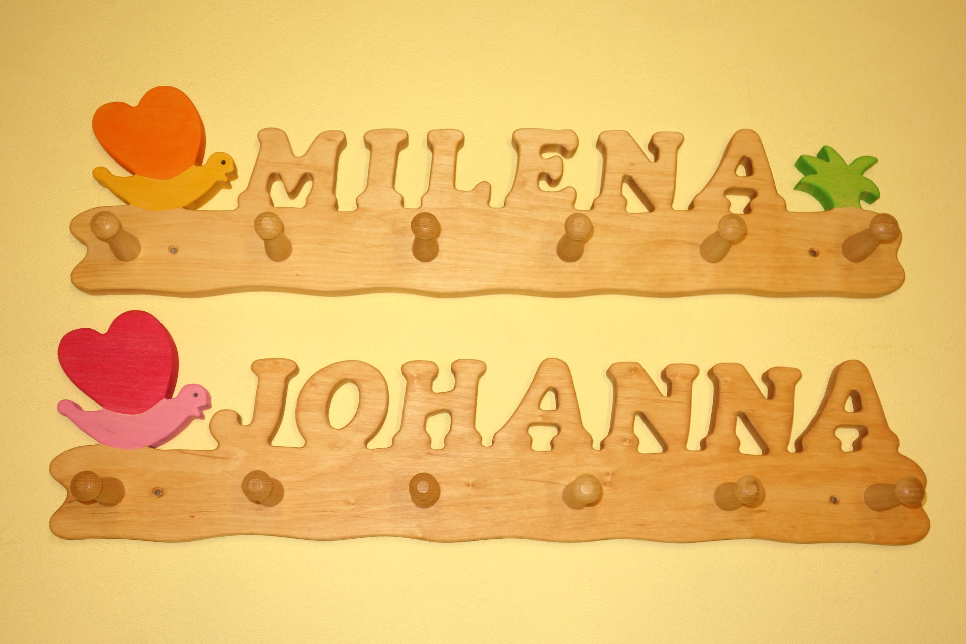 Kindergarderobe mit Name Johanna Milena und Schmetterling