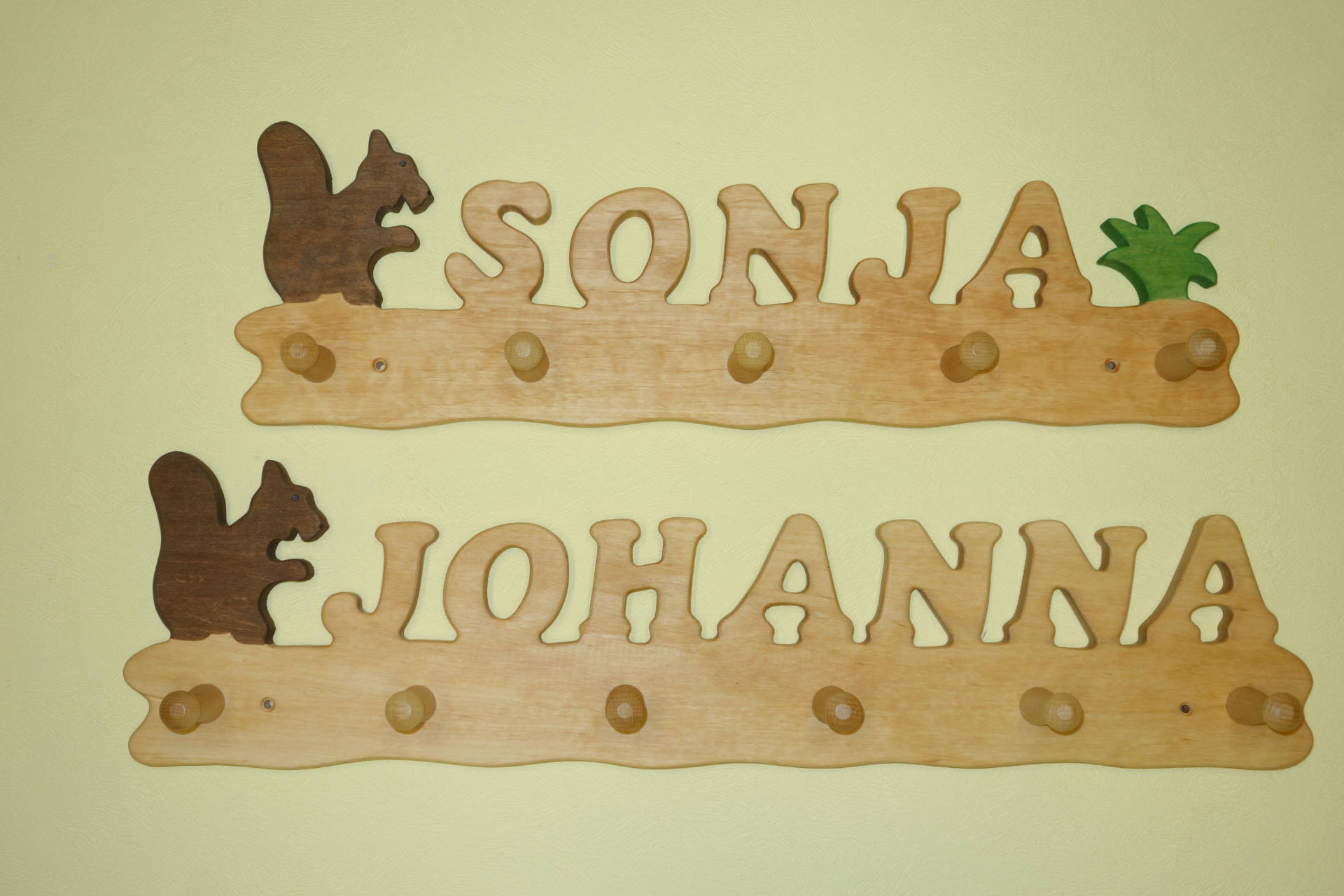 Kindergarderobe mit Name Johanna Sonja und Eichhörnchen