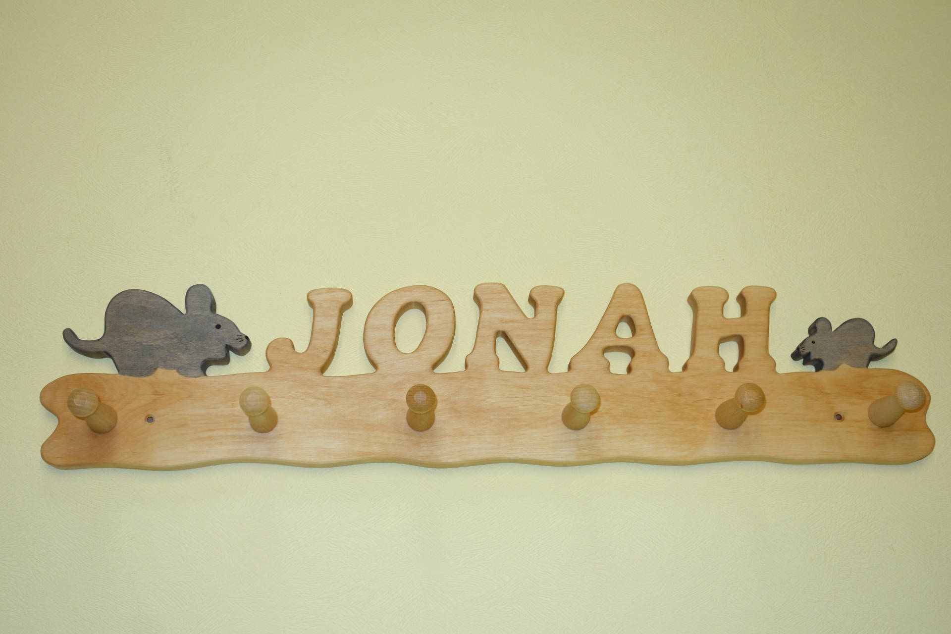 Kindergarderobe mit Name Jonah und Maus