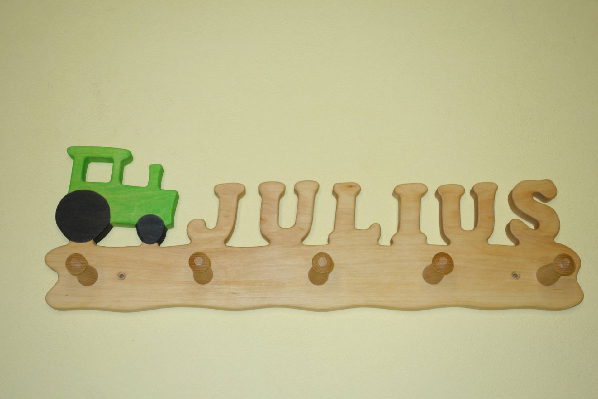 Kindergarderobe mit Name Julius und Traktor grün
