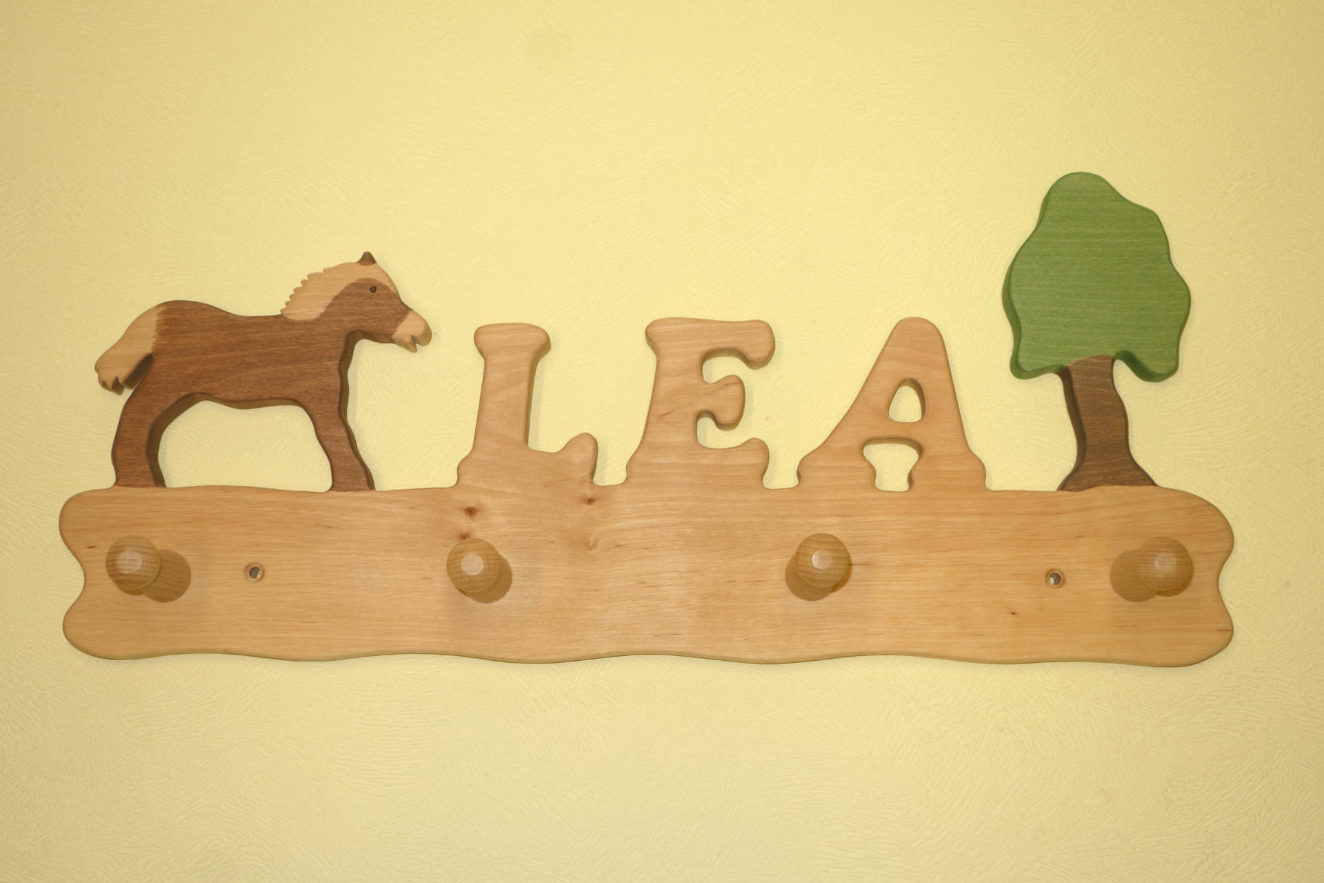 Kindergarderobe mit Name Lea und Pferd mit Baum