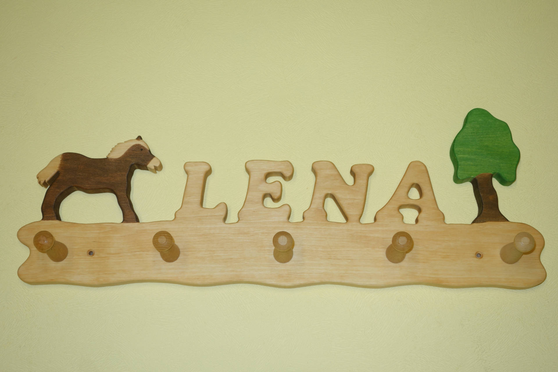 Kindergarderobe mit Name Lena und Pferd mit Baum