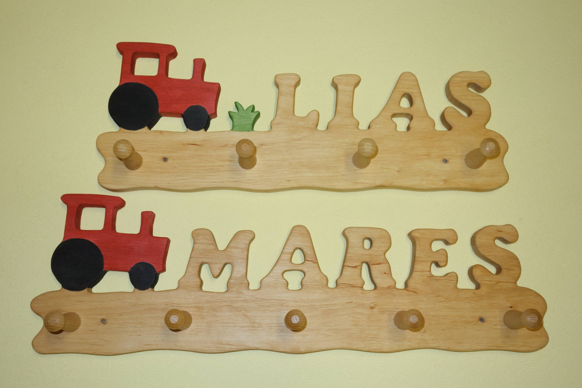 Kindergarderobe mit Name Lias Mares Traktor rot