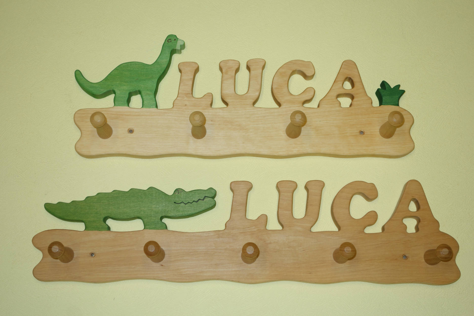 Kindergarderobe mit Name Luca Dino und Krokodil