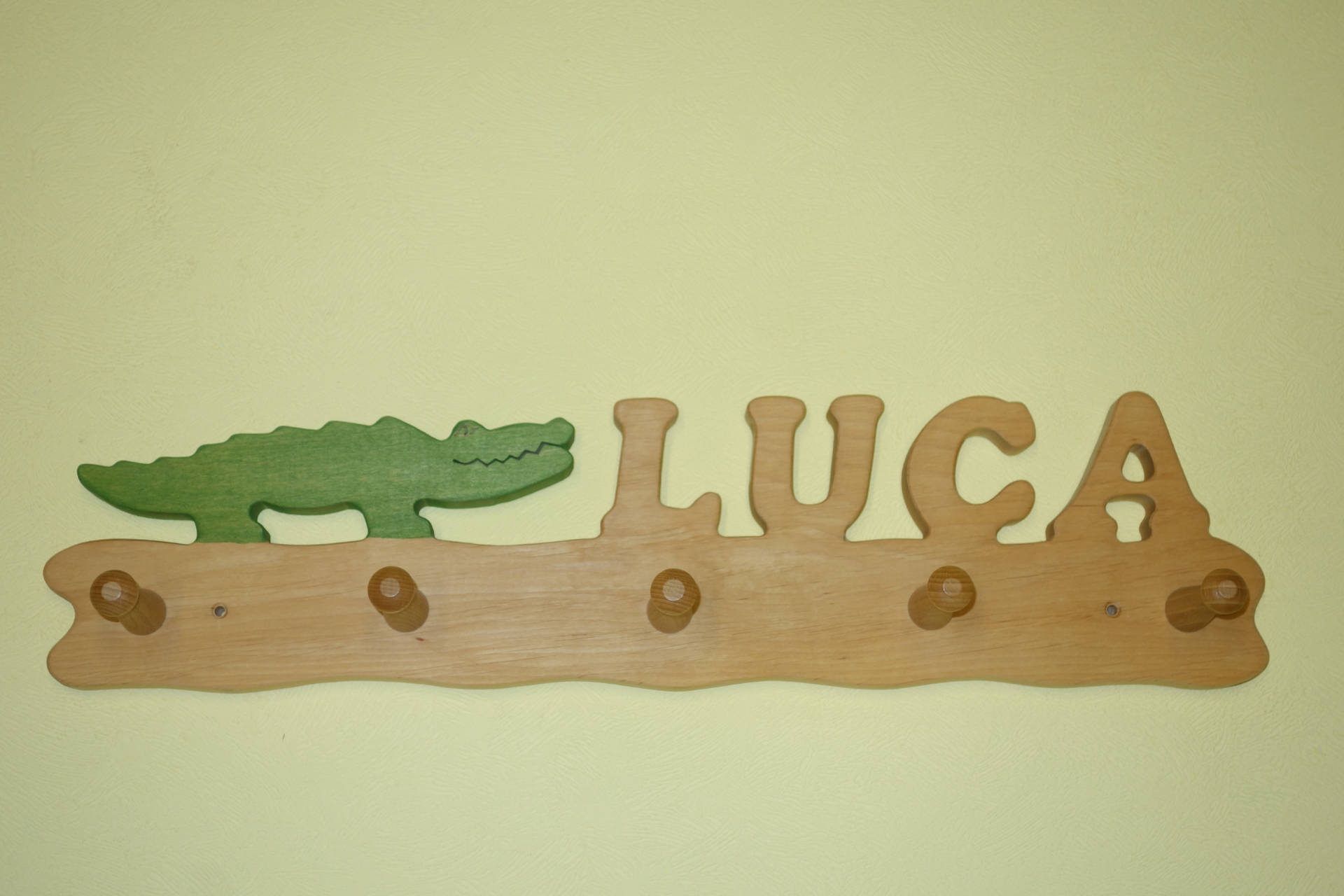 Kindergarderobe mit Name Luca und Krokodil