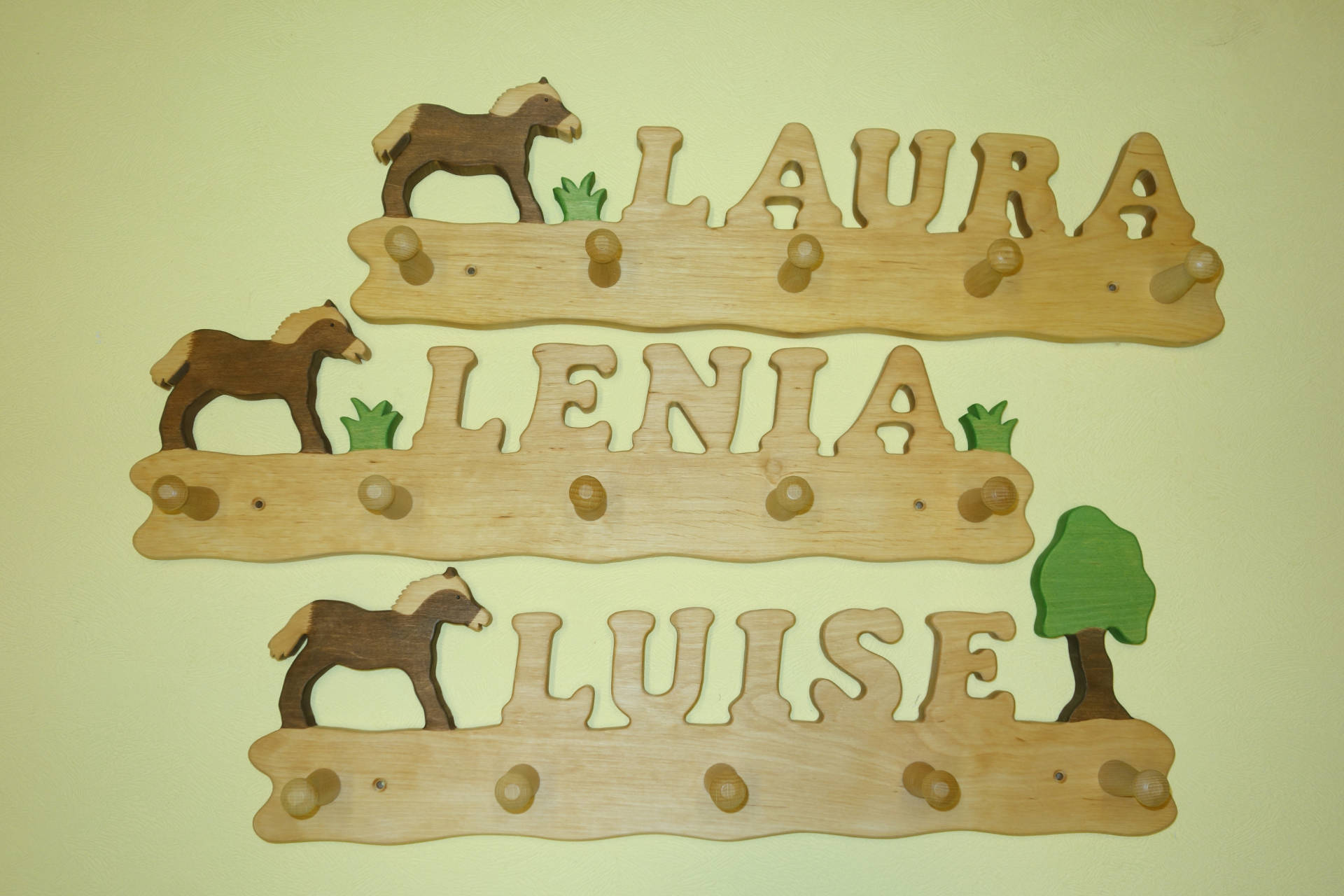 Kindergarderobe mit Name Luise Lenia Laura und Pferd