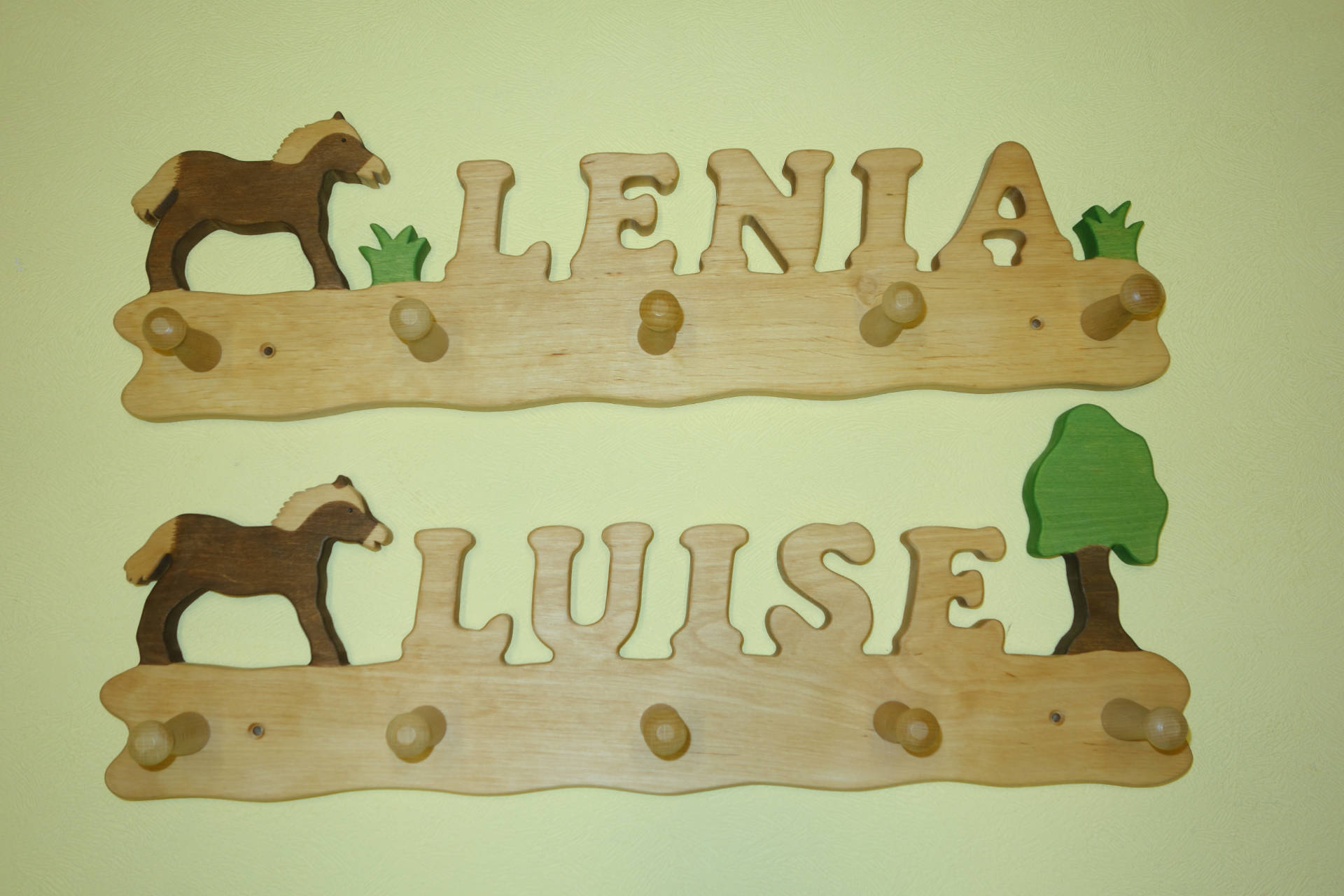 Kindergarderobe mit Name Luise Lenia und Pferd mit Baum