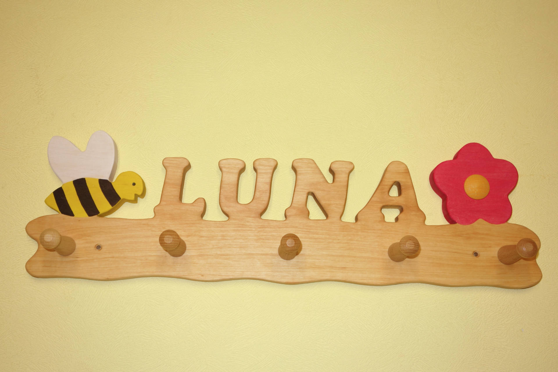 Kindergarderobe mit Name Luna mit Biene und Blume