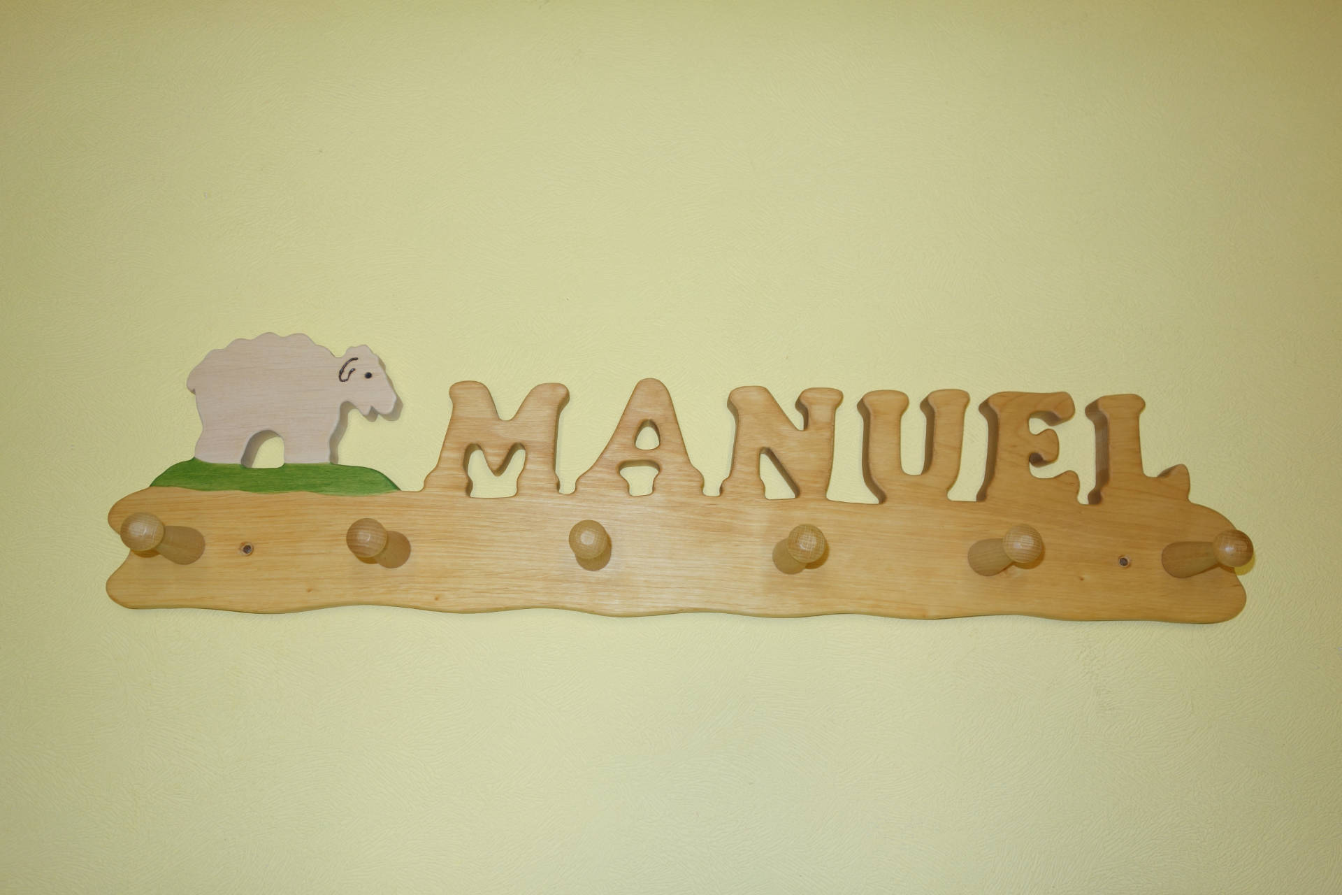 Kindergarderobe mit Name Manuel mit Schaf