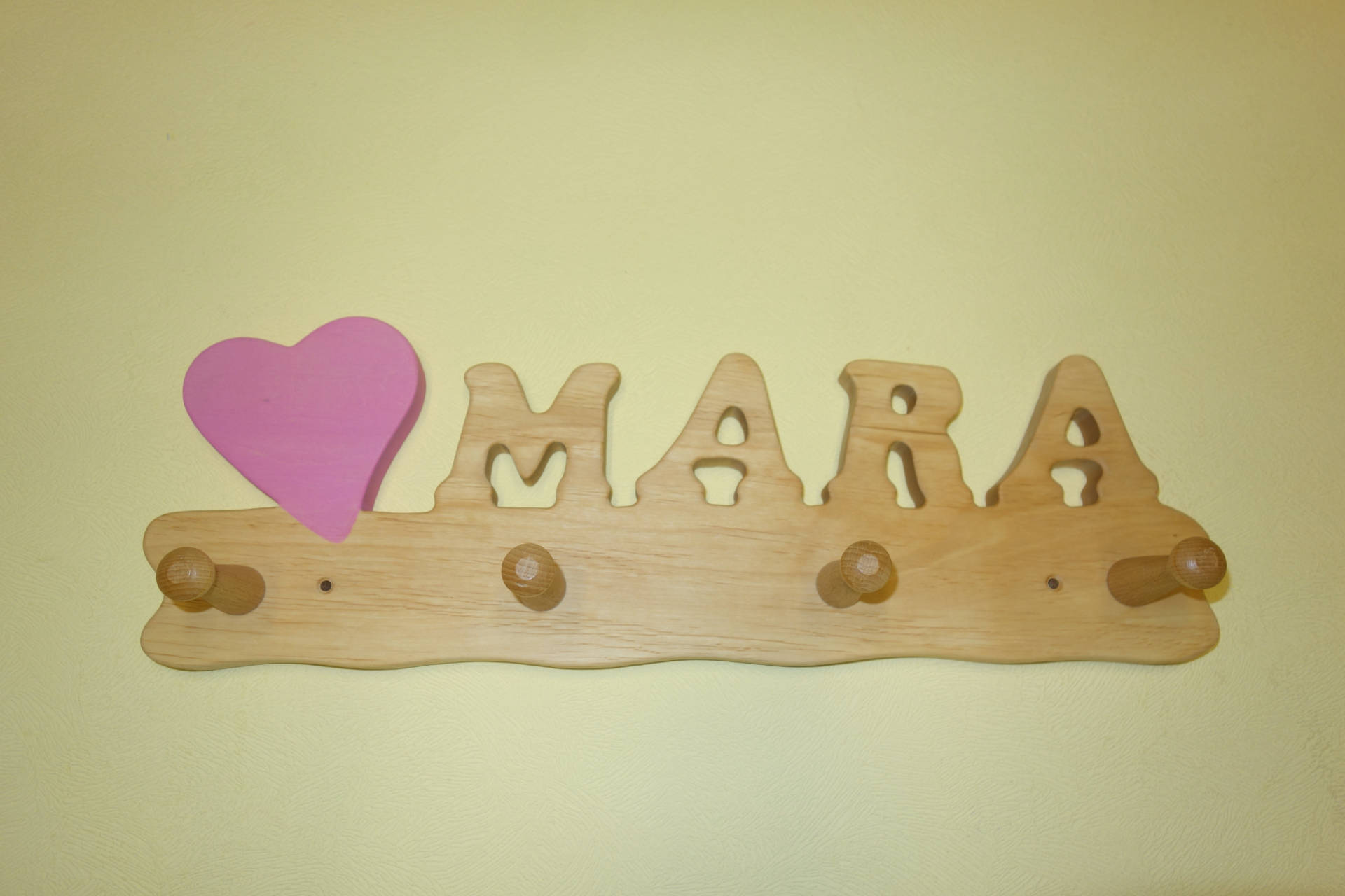 Kindergarderobe mit Name Mara und Herz rosa