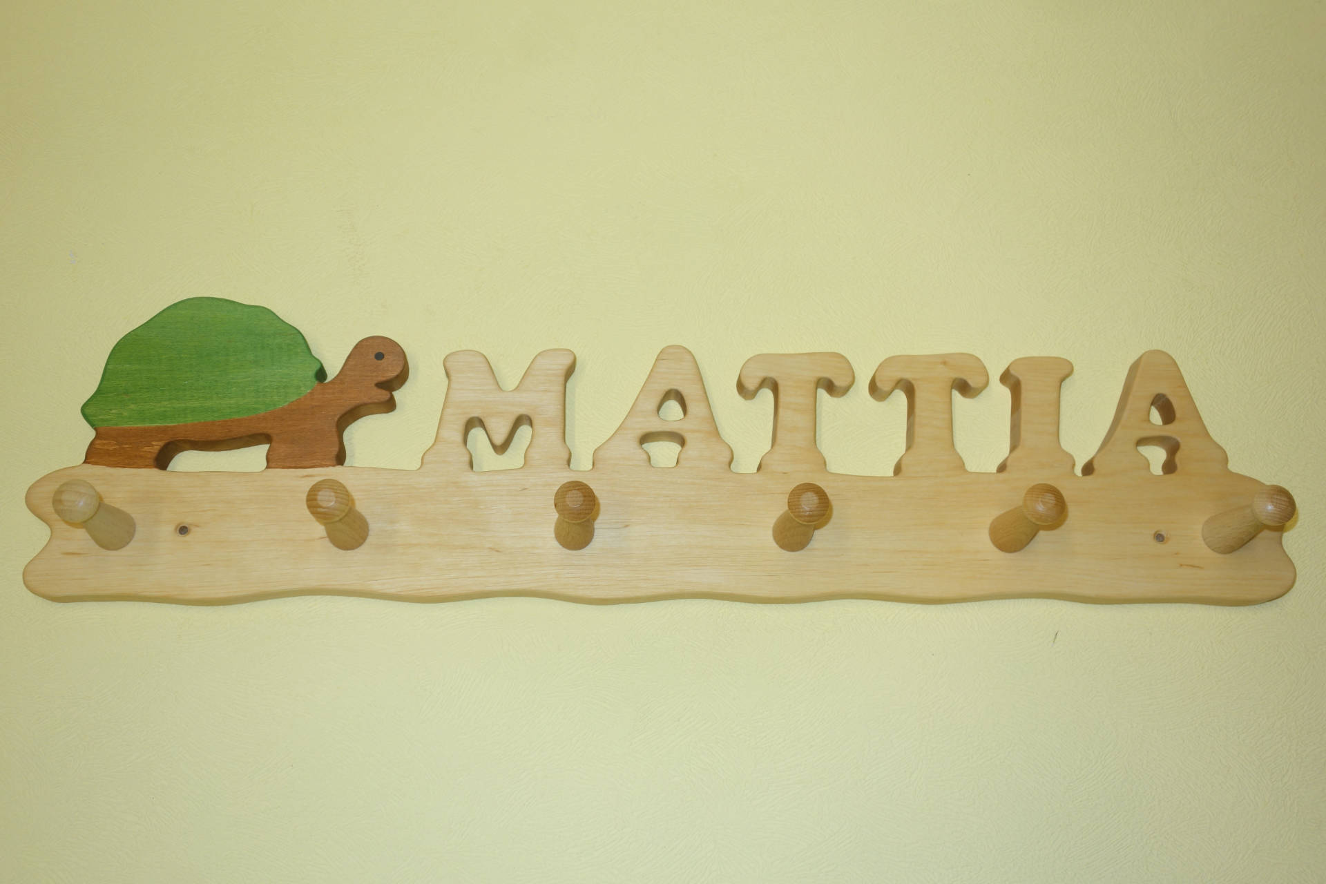 Kindergarderobe mit Name Mattia und Schildkröte
