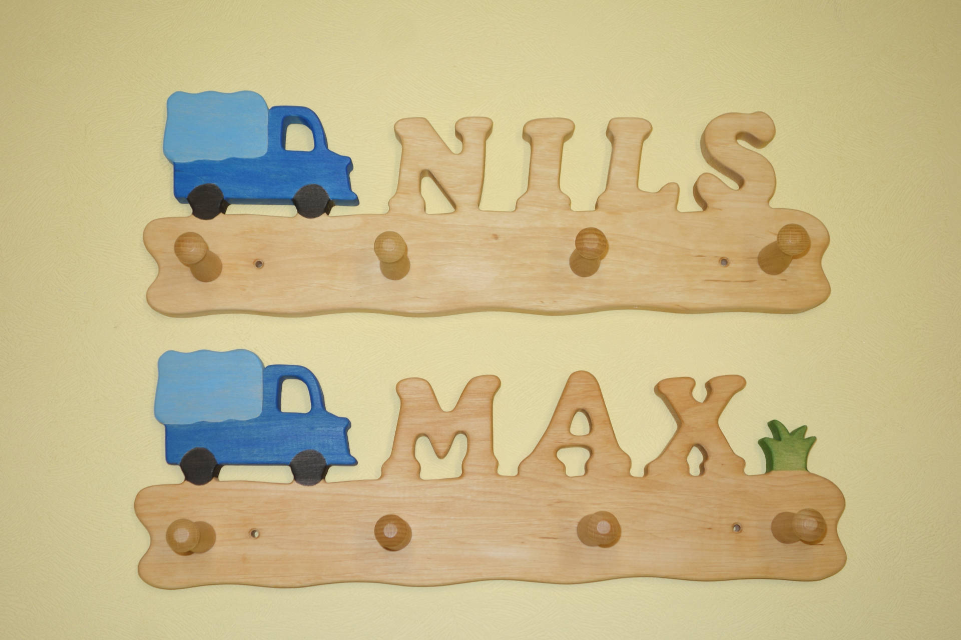Kindergarderobe mit Name Max Nils und LKW