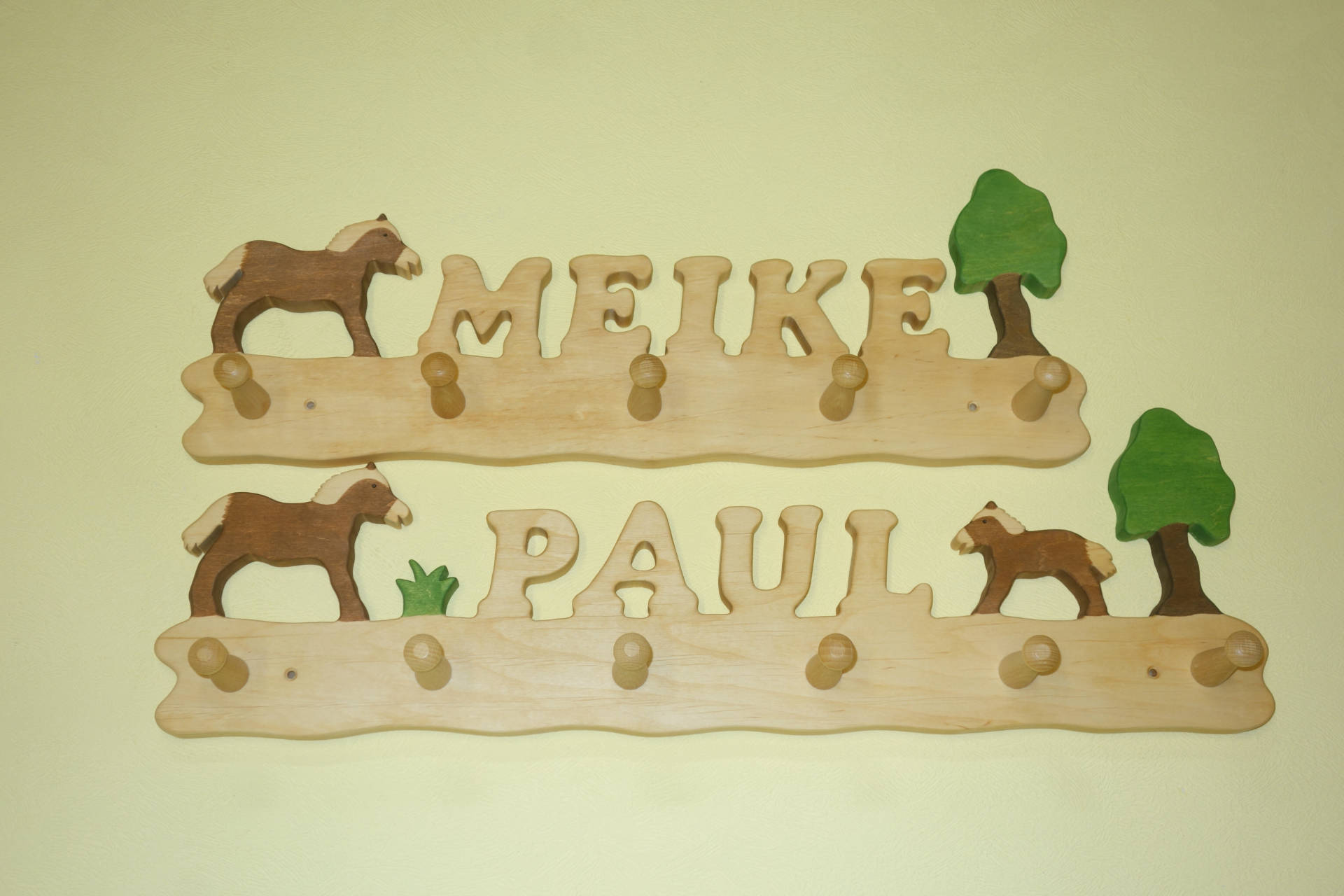 Kindergarderobe mit Name Meike Paul und Pferd