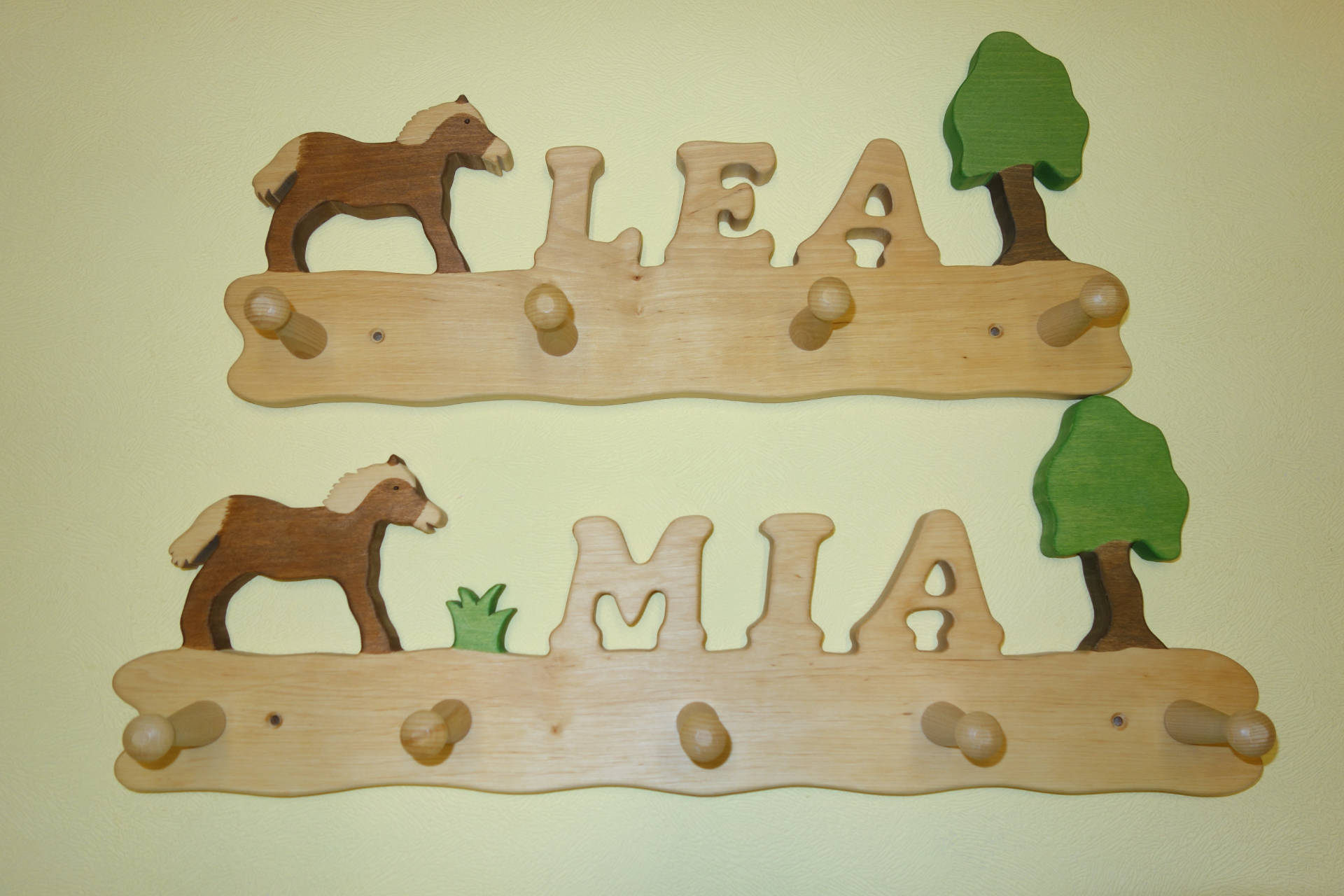 Kindergarderobe mit Name Mia Lea und Pferd mit Baum