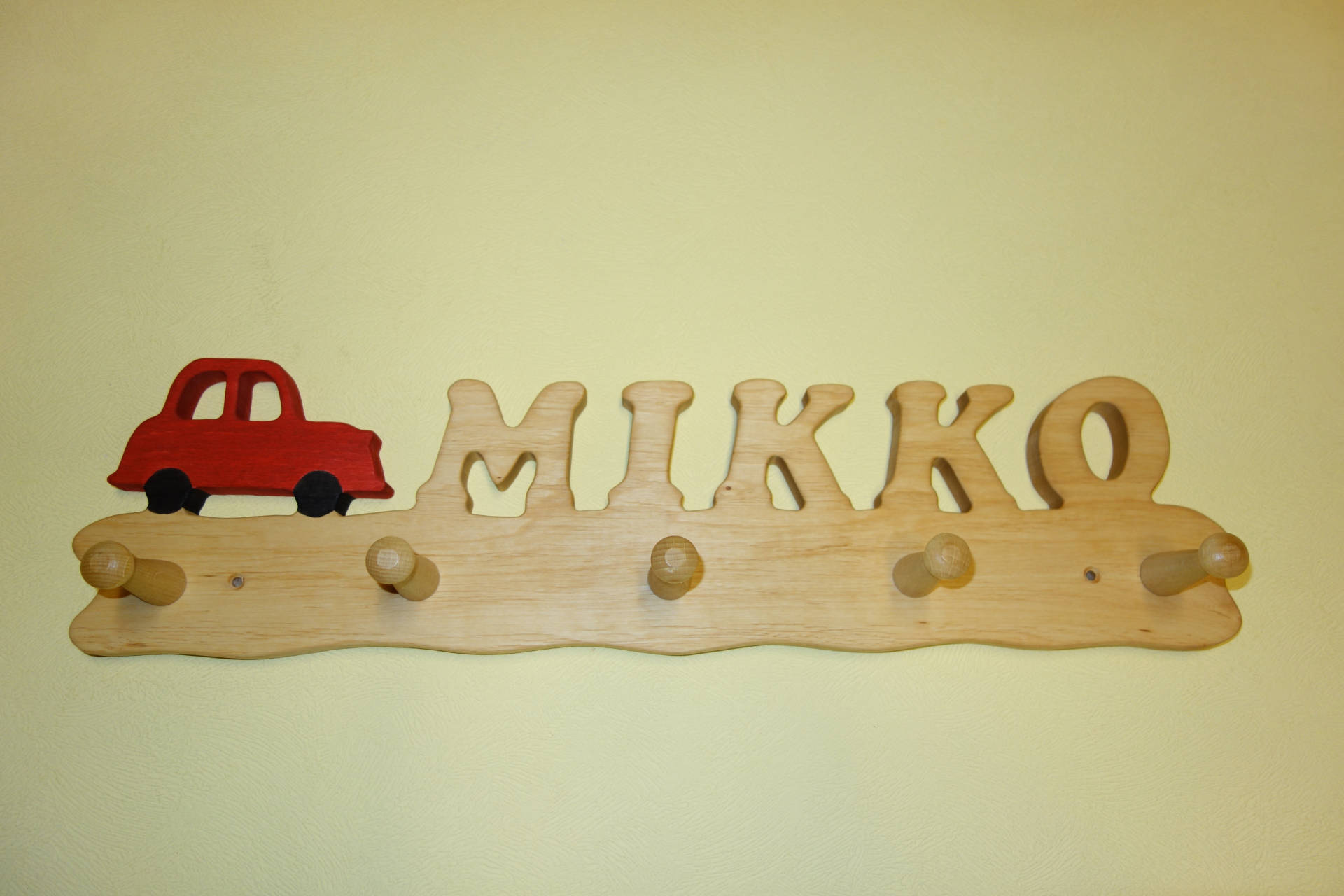 Kindergarderobe mit Name Mikko mit Auto