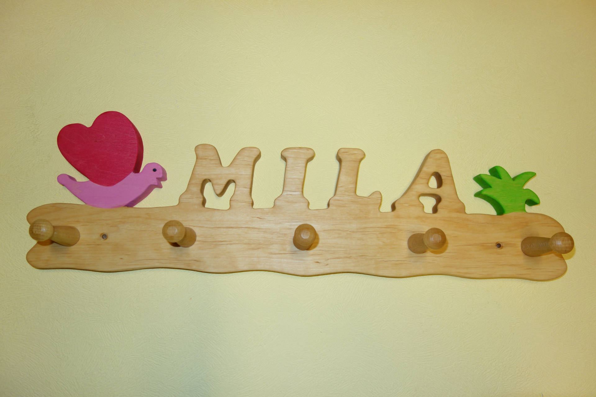 Kindergarderobe mit Name Mila mit Schmetterling