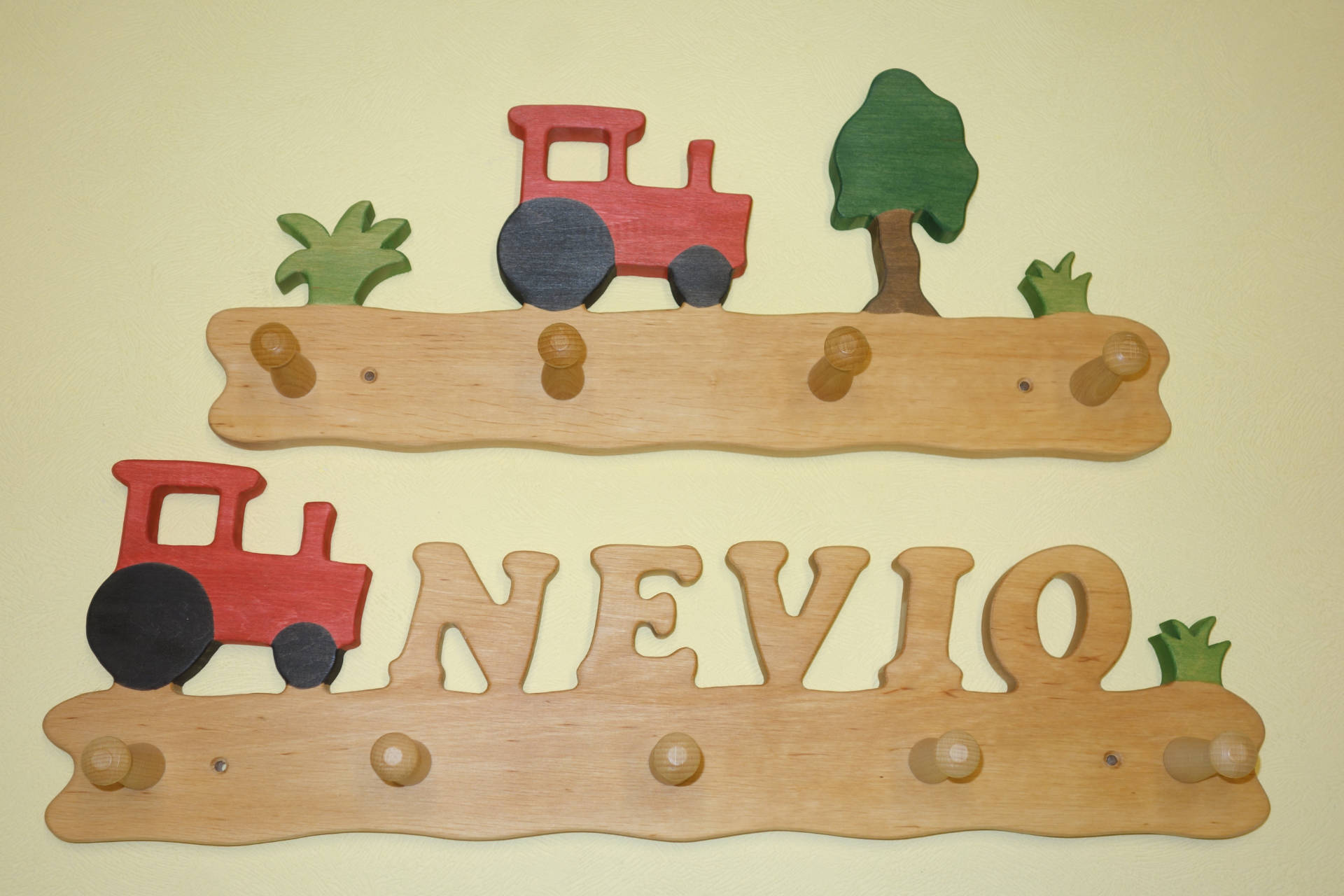Kindergarderobe mit Name Nevio und Traktor
