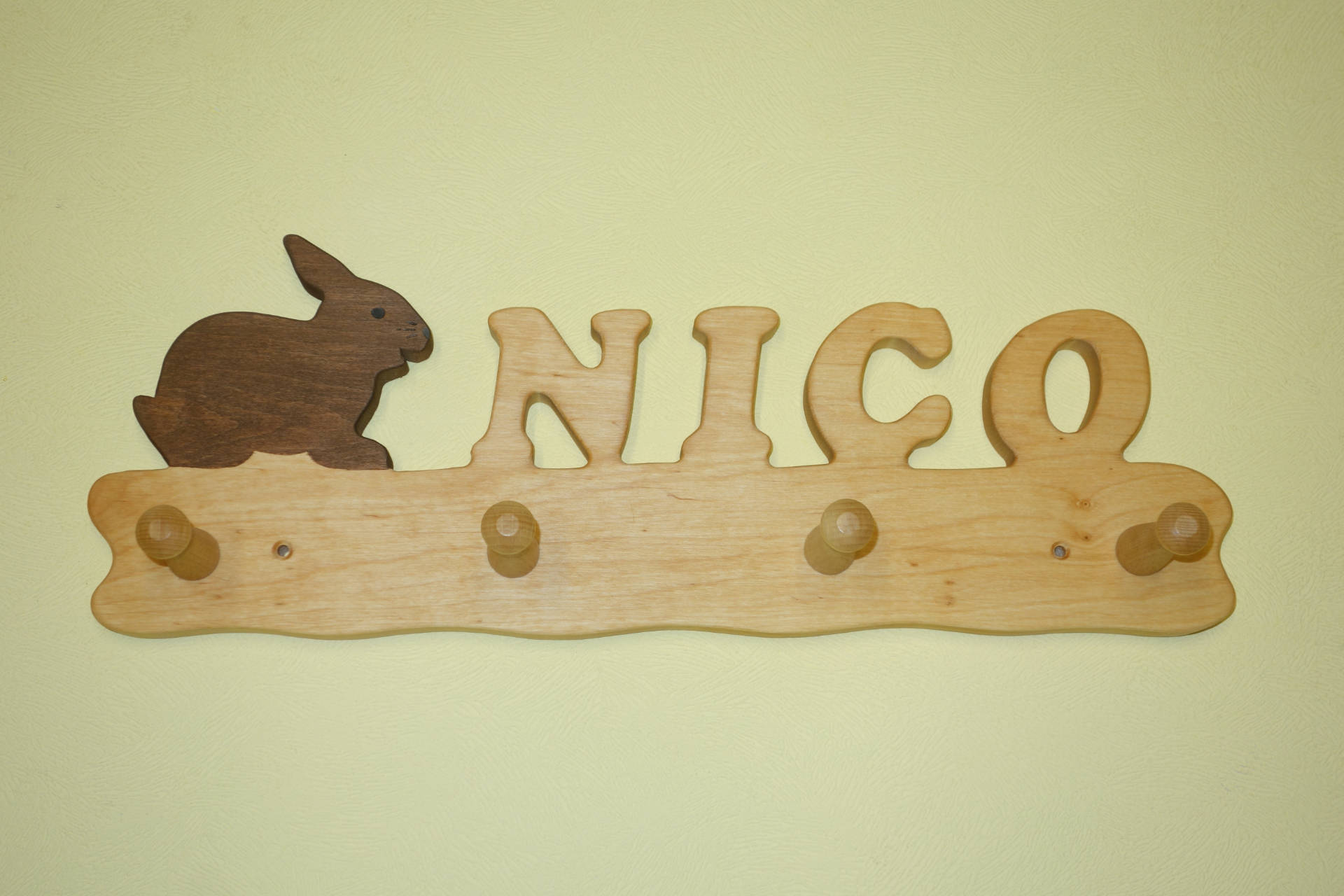 Kindergarderobe mit Name Nico Hase groß
