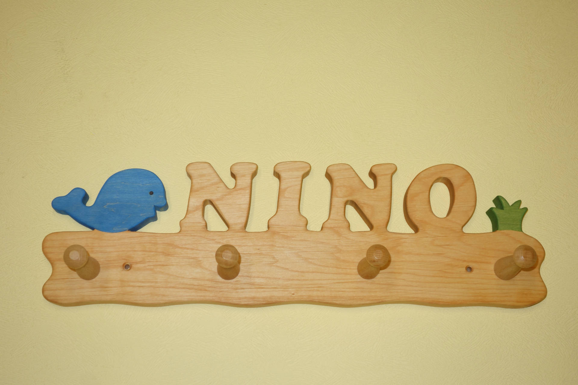 Kindergarderobe mit Name Nino Wal klein
