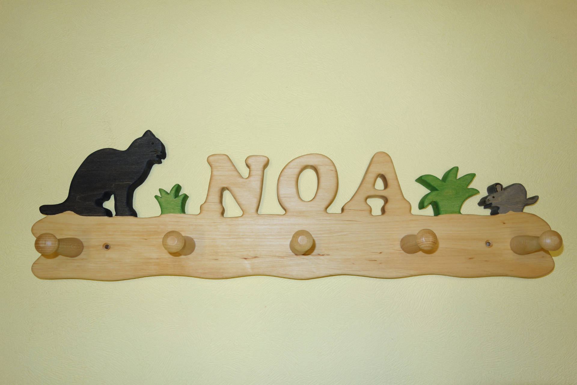 Kindergarderobe mit Name Noa und Katze mit Maus