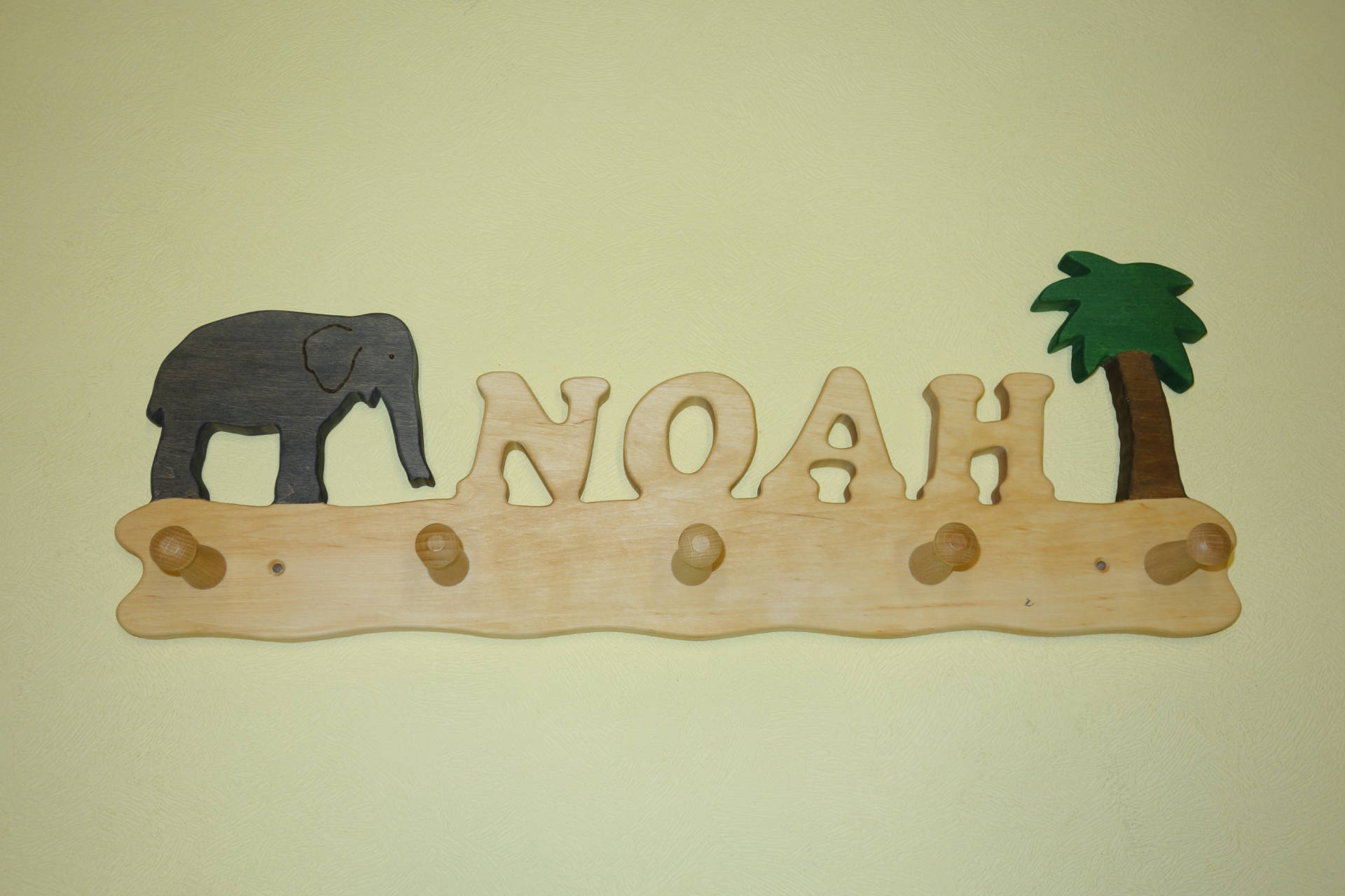 Kindergarderobe mit Name Noah Elefant und Palme
