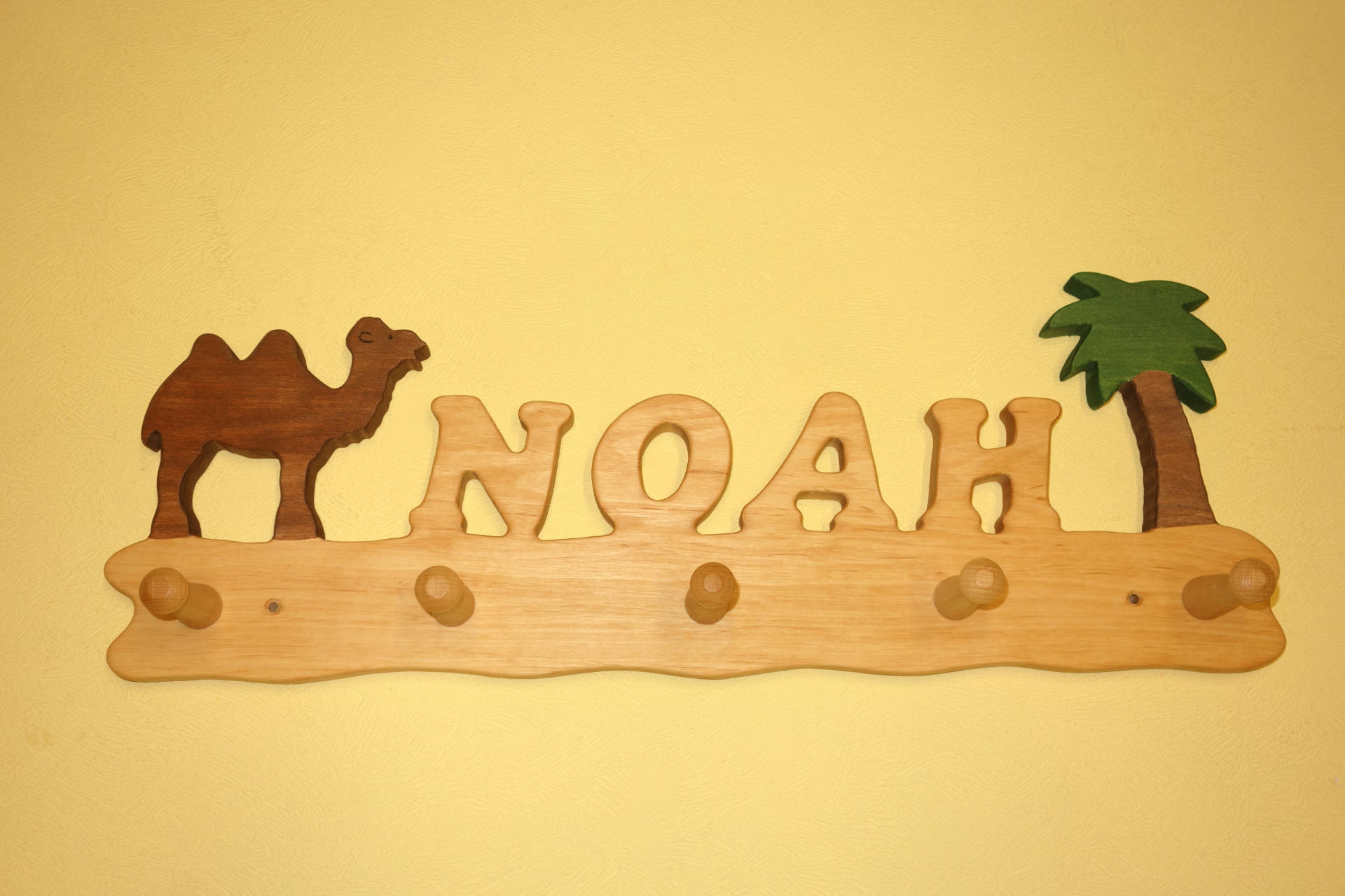 Kindergarderobe mit Name Noah mit Kamel und Palme