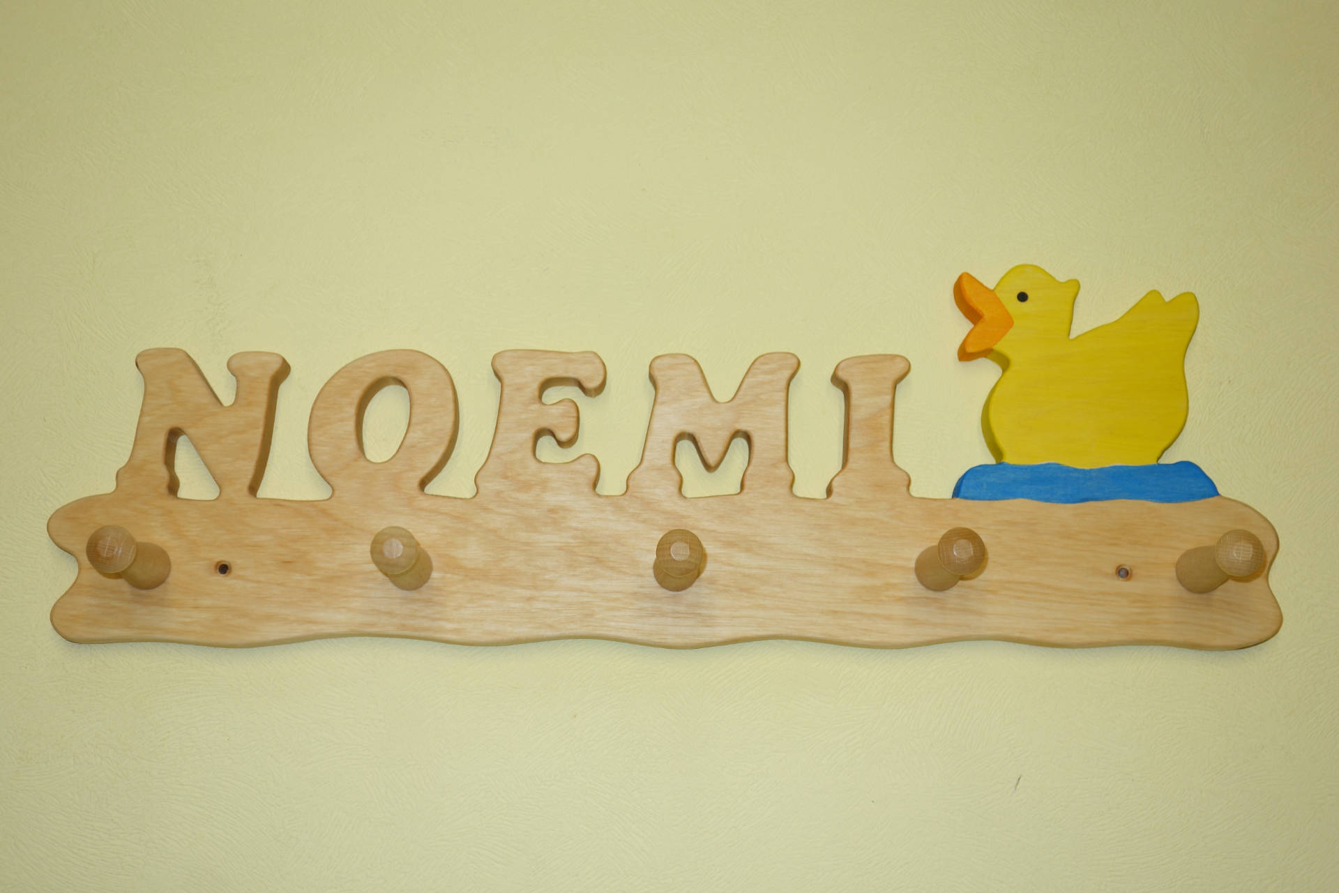 Kindergarderobe mit Name Noemi und Ente