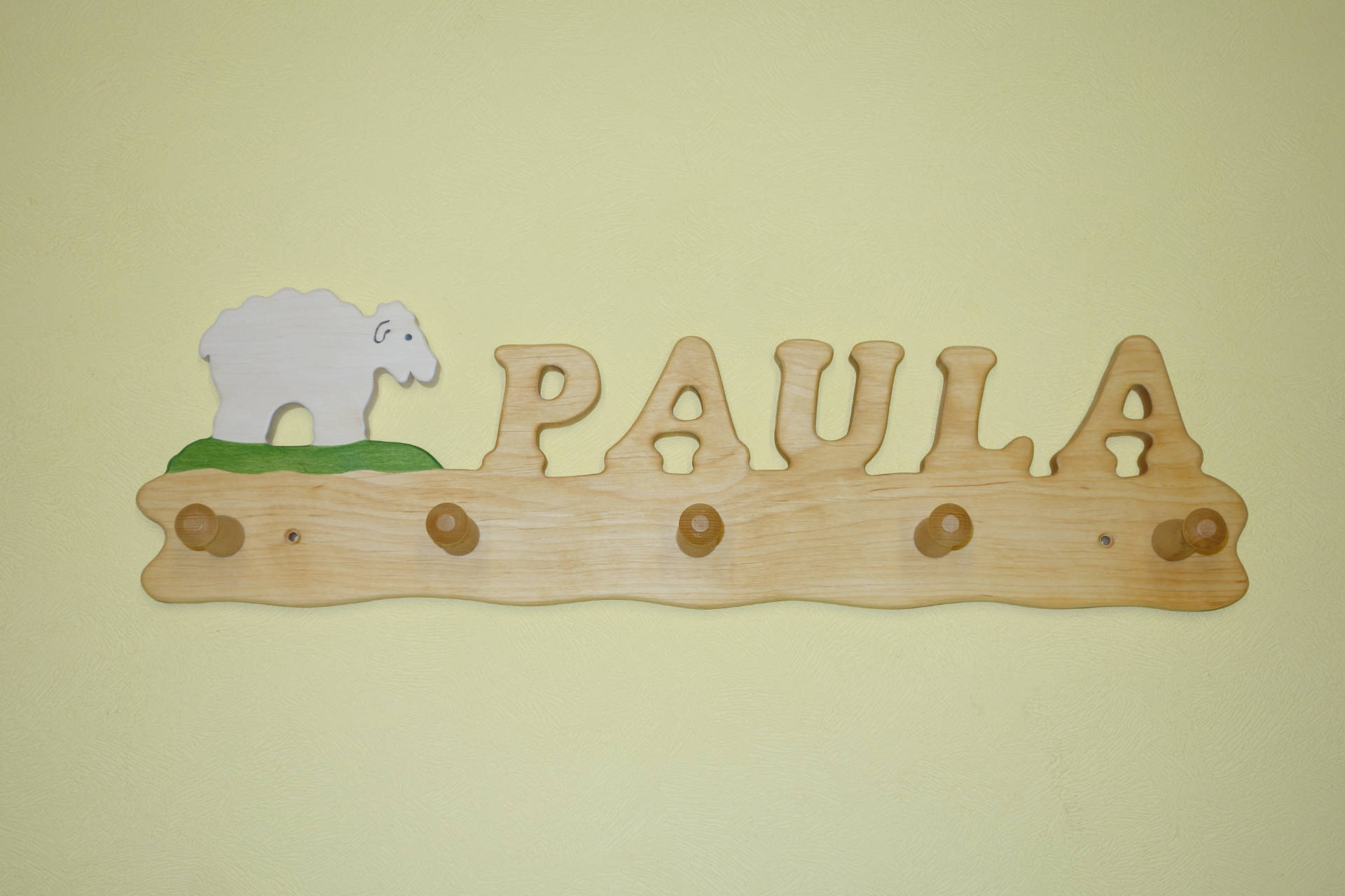 Kindergarderobe mit Name Paula und Schaf