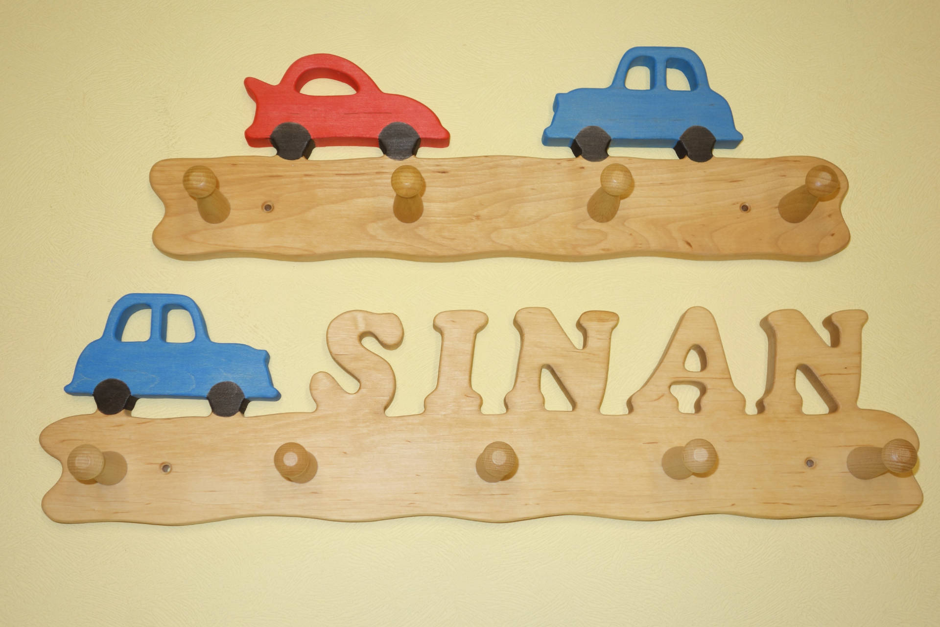 Kindergarderobe mit Name Sinan und Auto