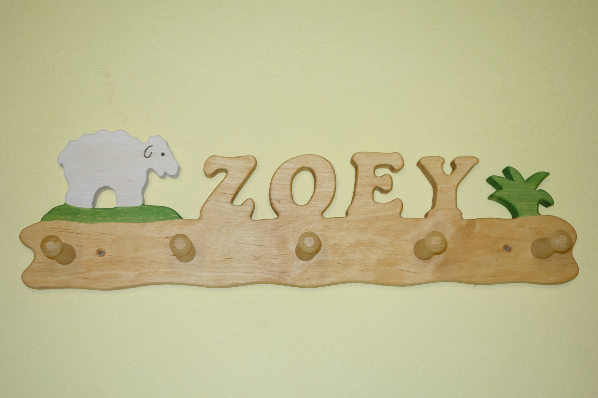 Kindergarderobe mit Name Zoey mit Schaf