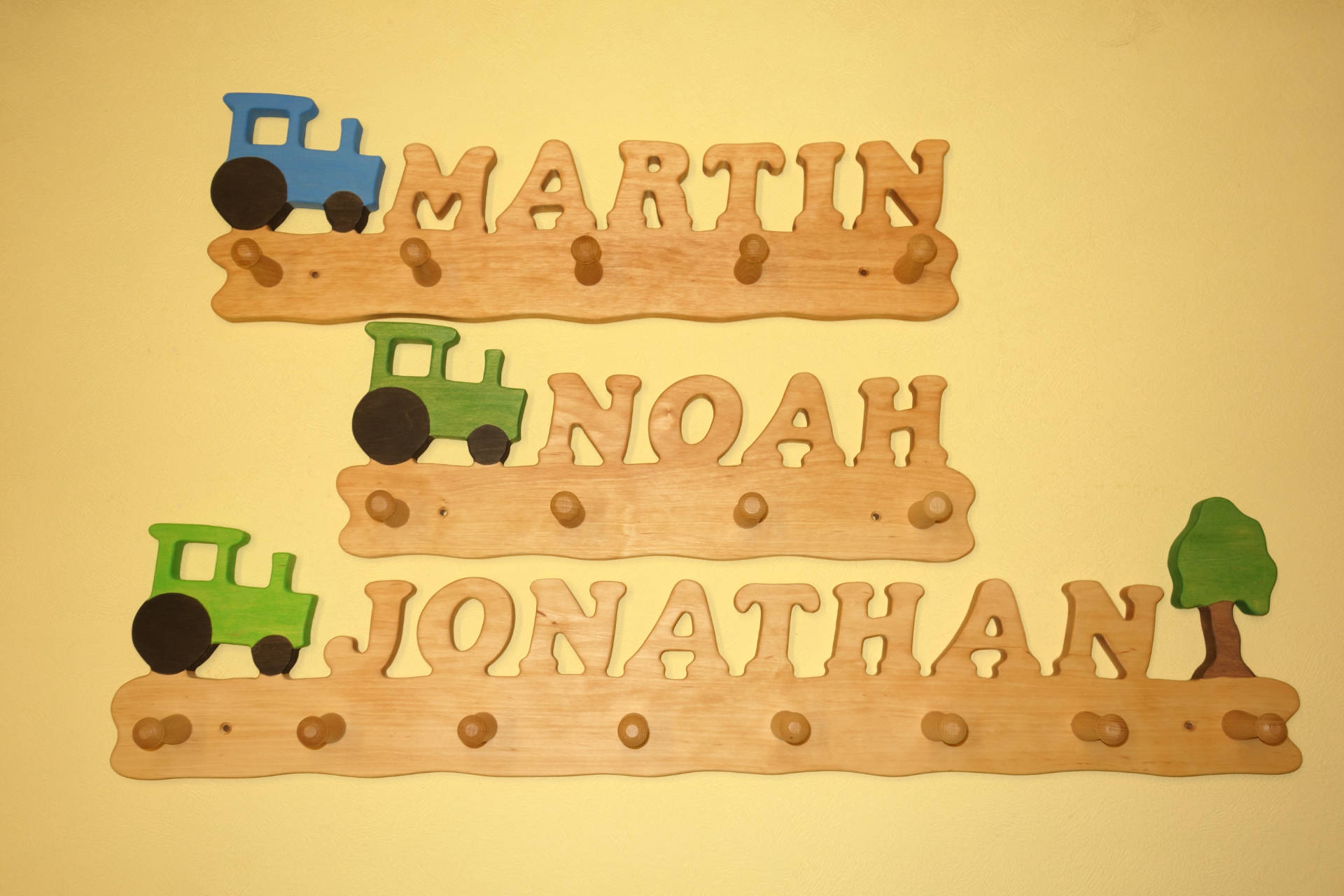 Kindergarderobe mit Namethan Noah Martin und Traktor