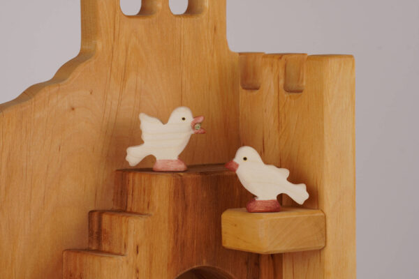 Holzfigur Tauben weiss auf Burg