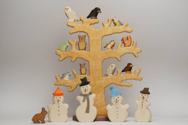 Winterbaum mit Voegeln und Schneemaenner