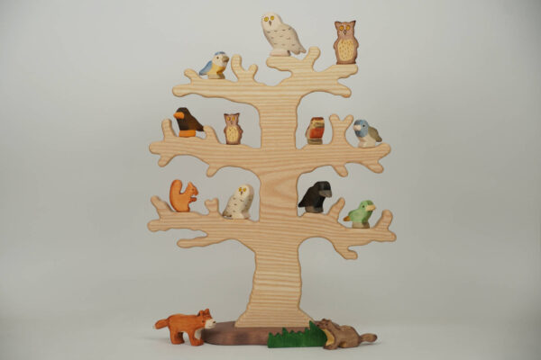 Winterbaum Esche mit Holzfiguren
