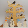 Winterbaum mit Schneemann und Voegeln