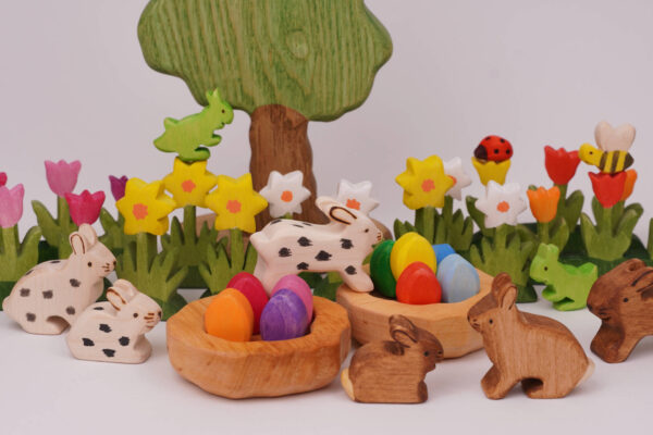 Ostereier dekoriert mit Hasen und Blumen