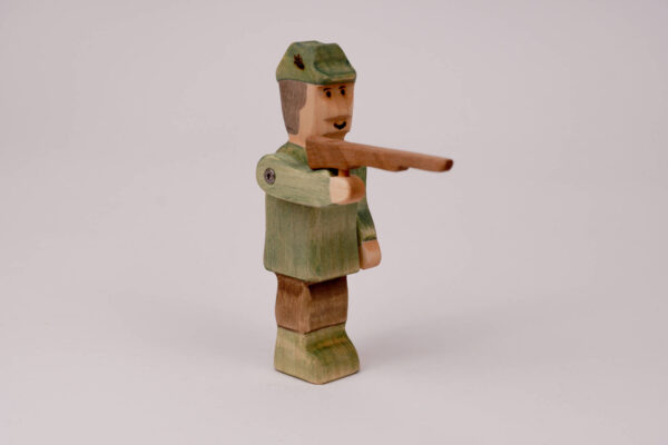 Holzfigur Jäger mit Gewehr ()