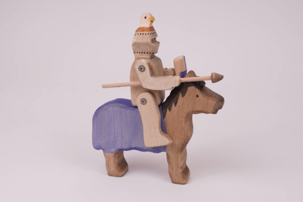 Holzfigur Ritter Adlerhelm auf blauem Pferd