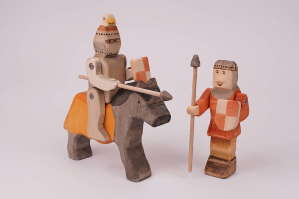 Holzfigur Ritter rot mit orangem Pferd