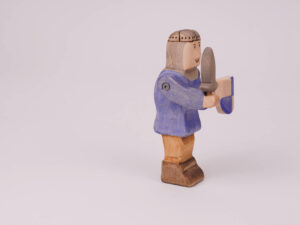 Holzfigur Ritter stehend blau Schwert rechts
