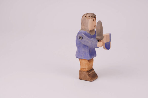 Holzfigur Ritter stehend blau Schwert rechts