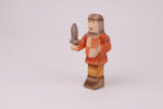 Holzfigur Ritter stehend rot links Schwert