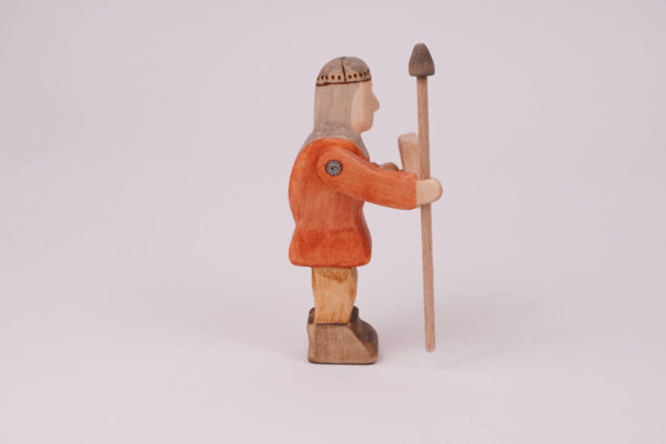 Holzfigur Ritter stehend rot rechts Lanze