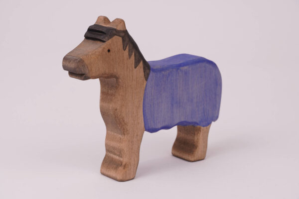 Holzfigur Ritterpferd blau links