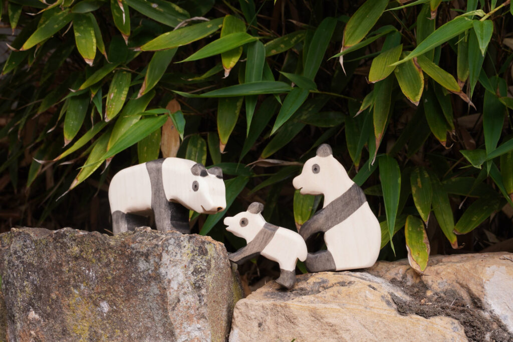 Holzfigur Panda Familie im Garten