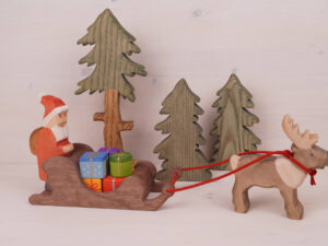 Weihnachtsmann mit Rentierschlitten Tannen und Päckchen