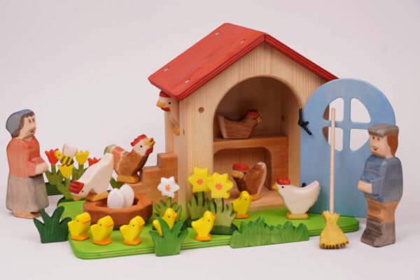 Hühnerhaus mit Blumen und Bauer