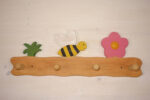 Kindergarderobe mit Biene Gras und Blume rosa