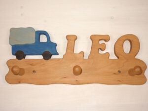 Kindergarderobe mit Name Leo und LKW 40