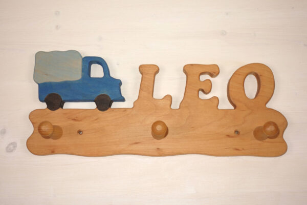 Kindergarderobe mit Name Leo und LKW 40